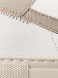 Sneaker in Wind
